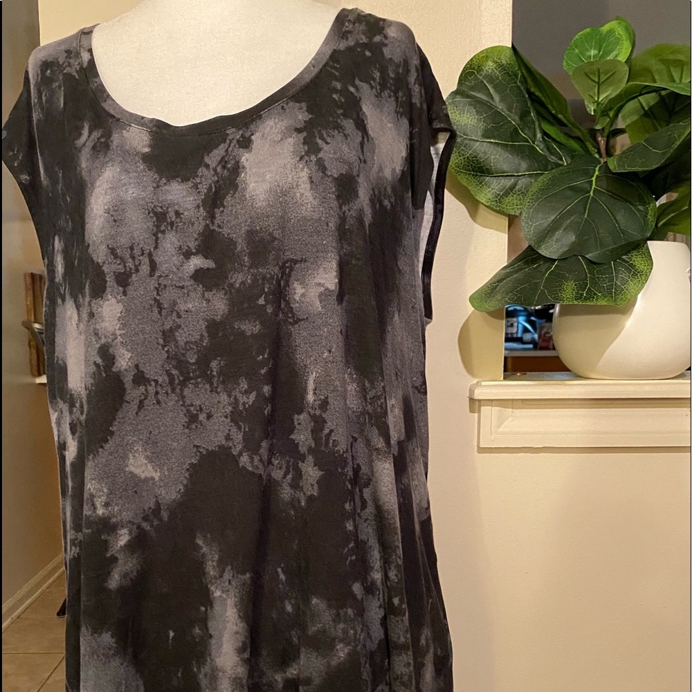 Lisa Rinna   Blank Gray top sz 1X